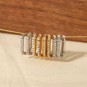 1 paio di orecchini da donna semplici in stile pendolare a forma di U in acciaio inossidabile placcato Colore oro 18 carati con perle finte intarsiate h5 